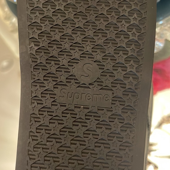 Supreme Louis Vuitton Slides - Picture 4 of 4